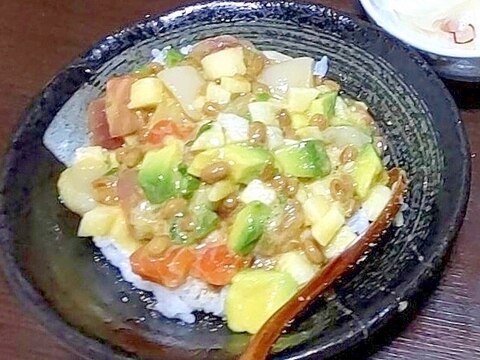 切り落とし刺身でアボカド納豆海鮮丼